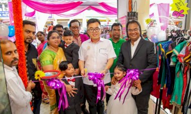 ரவாங் லிட்டல் இந்தியாவில் திறப்பு விழா கண்டது  காமாட்சி பட்டு மாளிகை