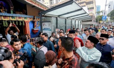ரீ பத்ர காளியம்மனை கை எடுத்து வணங்கினார் பிரதமர் டத்தோஸ்ரீ அன்வார் இப்ராஹிம்.