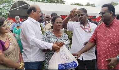 அன்னை-தந்தையர்க்கு மரியாதை அளித்து - மகிழ்வித்த விழா