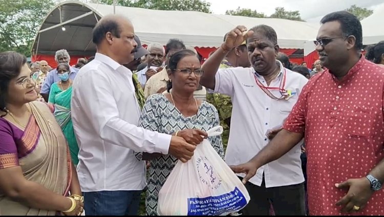 அன்னை-தந்தையர்க்கு மரியாதை அளித்து - மகிழ்வித்த விழா