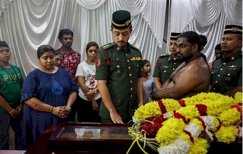 22 வயது  வீரர் இந்திரனுக்கு வீரரின் குடும்பத்தை ஆறுதல்
